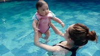 Keduanya tampak asyik menghabiskan waktu liburnya sambil berenang. Foto: Instagram Yasmine Wildblood