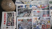 Headline koran menunjukan gempita Pilpres Iran. (TIMA/Reuters)