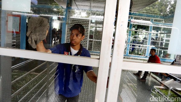 GE Volunteers Bersih-bersih Halte Busway