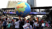 Para penggiat anti rokok menyongsong Hari Tanpa Rokok Sedunia yang diperingati setiap tanggal 31 Mei mendatang di sela-sela Car Free Day.