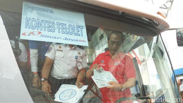 Menhub pasang stiker di bus / 
