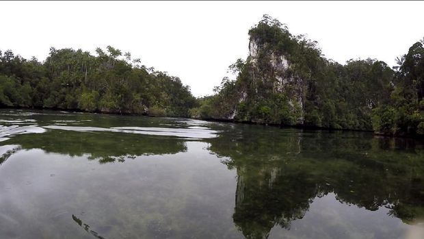 Di antara tebing batu karang