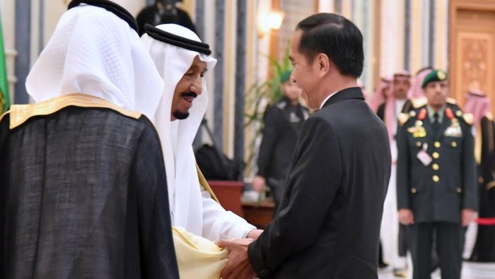Presiden Jokowi bersama Raja Salman di acara menghadiri Arab Islamic America Summit