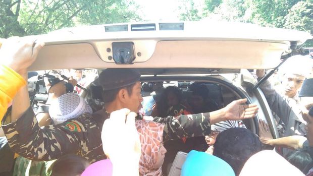 Warga melepas kepergian Mbah Fanani.