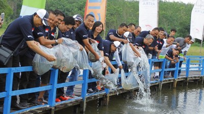 Pengobatan Gratis Hingga Pelepasan Benih Ikan di HUT Astra