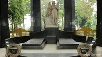 Mausoleum tersebut menjadi perisitrahatan dari OG Khouw, seorang pengusaha kelahiran Batavia yang memiliki darah Tionghoa. Ia dimakamkan bersama istrinya, Lim Sha Nio (Randy/detikTravel)