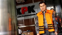 Andi terlihat menggenggam amplop berwarna cokelat. Dia hanya diam dan tidak menjawab berbagai pertanyaan wartawan yang diajukan padanya.