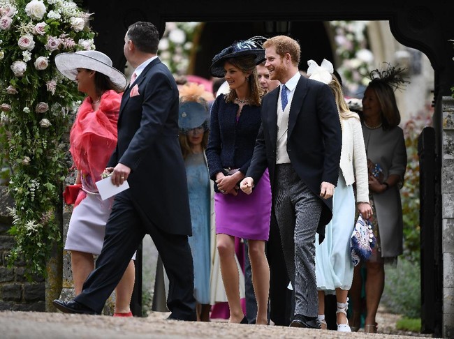 Prince Harry meninggalkan gereja tempat pernikahan Pippa Middleton.  (Photo by Justin Tallis - WPA Pool/Getty Images)