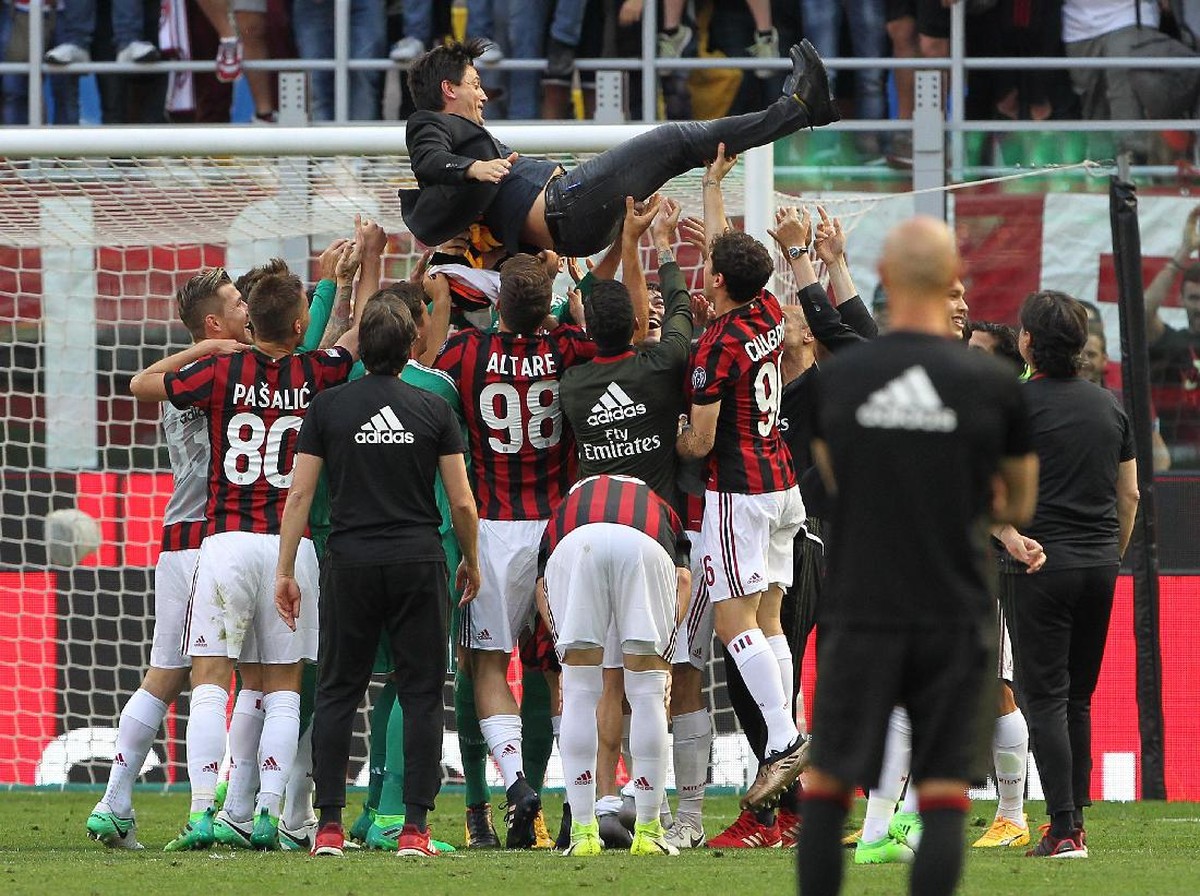 Vincenzo Montella dilempar ke udara dalam perayaan kemenangan AC Milan (Foto: Marco Luzzani/Getty Images)