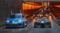 Parade mobil listrik kali ini, langsung dipimpin dua mobil balap listrik mereka Renault Zoe E-Sport Concept dan Formula E Racer.