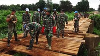 Prajurit TNI yang tergabung dalam Satuan Tugas Kompi Zeni (Satgas Kizi) TNI Kontingen Garuda (Konga) XXXVII-C/Minusca (Multi-Dimensional Integrated Stabilization Mission in Central African Republic) dibawah pimpinan Mayor Czi Widya Wijanarko, S.Sos., selaku Komandan Satgas (Dansatgas), mendapat tugas dari Minusca untuk merenovasi jembatan di Desa Sibut, Kota Bangui, Afrika Tengah, Sabtu (20/5/2017). Dok, Puspen TNI.