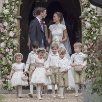 Pangeran George dan Putri Charlotte tampak dilibatkan sebagai anak-anak kecil pembawa bunga di pernikahan Pippa Middleton. (Photo by Arthur Edwards - WPA Pool/Getty Images)
