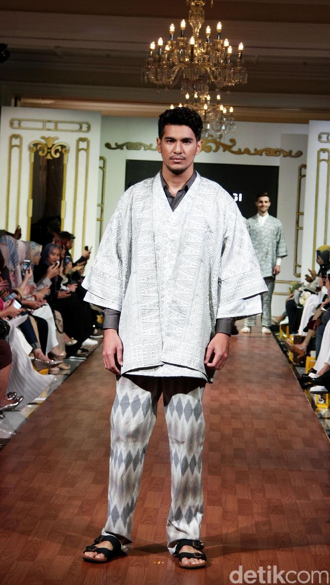 Koleksi Dian Pelangi Fall/Winter 2017. Foto: Mohammad Abduh/Wolipop