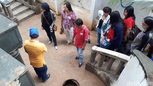 Menuju bagian dalam mausoleum (Randy/detikTravel)