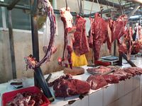 Judul: Sebelum Belanja untuk Ramadan, Cek Dulu Harga Ayam hingga Bumbu Giling di Pasar Ini