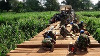 Lebih lanjut dikatakan Mayor Czi Widya Wijanarko, pengerjaan merenovasi jembatan yang dilaksanakan oleh Pleton Vertikal Konga XXXVII-C/Minusca Lettu Czi M. Devi Yunus selaku Danton Vertikal, memerlukan waktu tiga hari karena saat ini musim penghujan dan kondisi jalan yang sempit serta berlumpur, sehingga truck yang membawa material jembatan sulit untuk merapat ke lokasi tersebut.  Dok, Puspen TNI.
