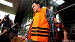 Diperiksa KPK, Andi Narogong Genggam Amplop Coklat