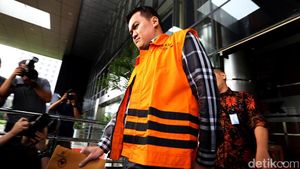 Diperiksa KPK, Andi Narogong Genggam Amplop Coklat