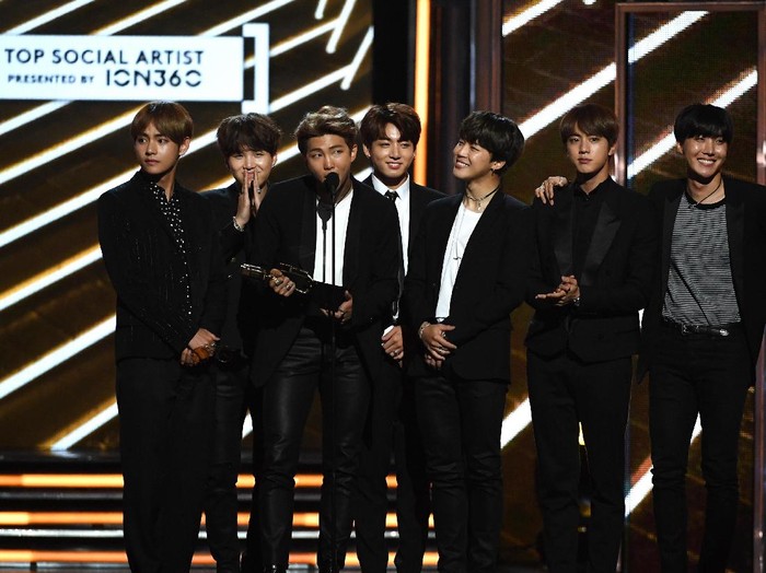 LAS VEGAS, NV - MAY 21:  Music group BTS poses at SiriusXMs Hits 1 in Hollywood red carpet broadcast on SiriusXMs SiriusXM Hits 1 channel before the Billboard Music Awards at the T-Mobile Arena on May 21, 2017 in Las Vegas, Nevada.  (Photo by David Becker/Getty Images for SiriusXM)