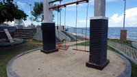Di sekitar pantai juga disediakan taman dan area bermain yang bisa digunakan traveler. Jadi tidak hanya bisa bermain air saja, tetapi santai sambil duduk-duduk sore juga bisa (Wahyu/detikTravel)