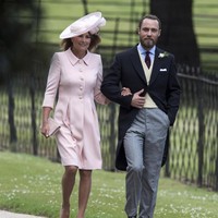 Ibunda Pippa Middleton, Carole dan adiknya, James, tampak berjalan kaki ke gereja yang menjadi lokasi pernikahan. (Photo by Arthur Edwards - WPA Pool/Getty Images)