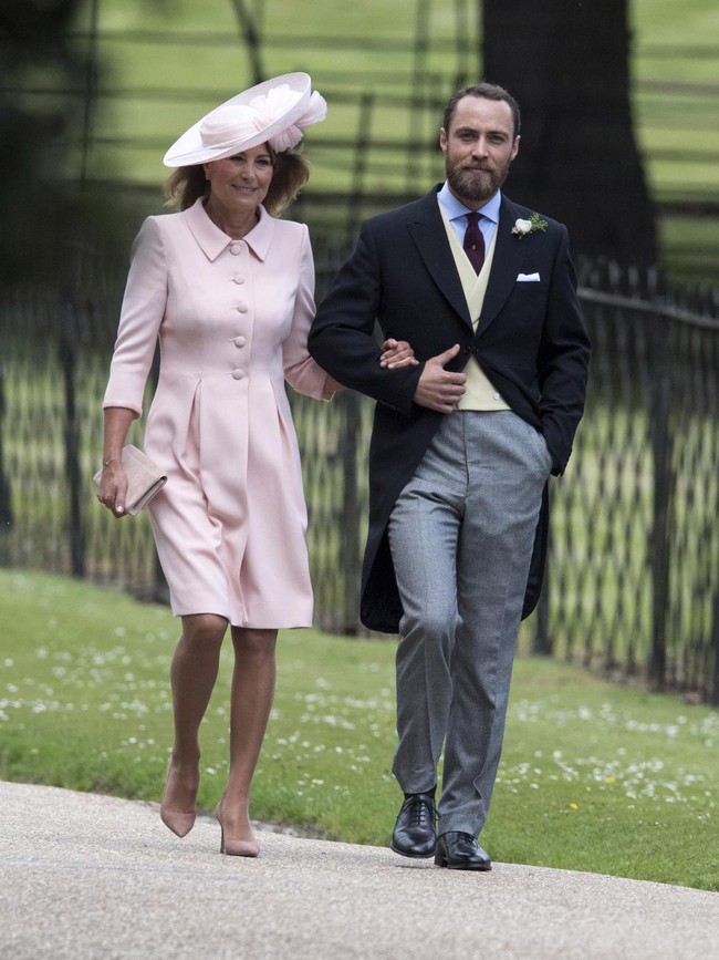 Ibunda Pippa Middleton, Carole dan adiknya, James, tampak berjalan kaki ke gereja yang menjadi lokasi pernikahan. (Photo by Arthur Edwards - WPA Pool/Getty Images)