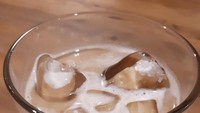 Di Roti Eneng tersedia racikan kopi dari Bersahaja. Andalannya berupa Es Kopi Bersahaja dengan citarasa kopi agak lebih kuat dibanding susunya. Masih terasa jejak asam dari racikan kopi Arabica itu. Tapi rasa manis ikut tercecap.