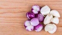 Ini trik jitu untuk menghindari mata perih saat mengupas bawang. Masukkan bawang yang akan dikupas ke dalam kulkas selama 10-20 menit. Foto: iStock