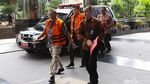 Diperiksa KPK, Andi Narogong Genggam Amplop Coklat