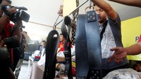 Polisi menunjukkan alat BDSM (bondage and discipline, dominance and submission, sadism and Masochism).