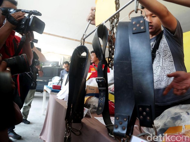 Melihat Lebih Dekat Alat Bantu Seks BDSM Ala Pesta Gay The Wild One