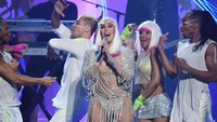 Ia tampil dengan kostum khasnya dengan bikini dan kaus dalam nude di lagu hitsnya Believe. Ethan Miller/Getty Images/detikFoto.