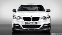 Di bagian depan, mobil ini menampilkan komponen aerodinamika. Itu terdiri dari air guides, splitter, bumper, spoiler lip yang dihias warna hitam.