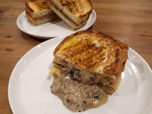 Roti Eneng: Ada Creamy Grilled Cheese dan Pasta Bertabur Teri yang Gurih