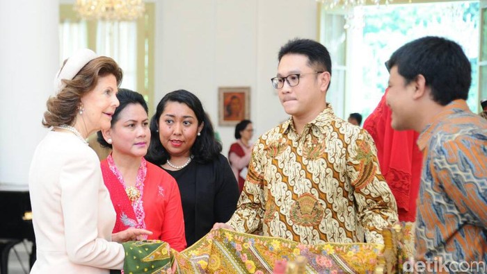 Iriana Pamer Kerajinan Khas Indonesia ke Ratu Swedia