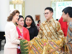 Iriana Pamer Kerajinan Khas Indonesia ke Ratu Swedia