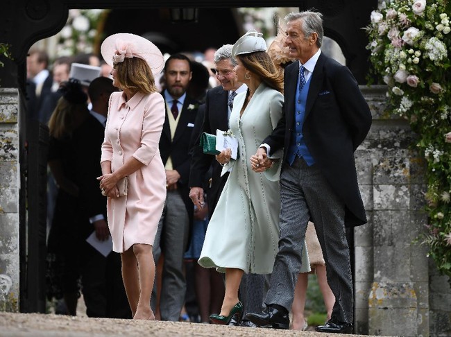 Inilah ayah dan ibu Pippa Middleton, Carole Middleton dan Michael Middleton.  (Photo by Justin Tallis - WPA Pool/Getty Images)