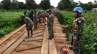 Dansatgas Kizi TNI menekankan kepada seluruh anggota untuk selalu menjaga faktor keamanan dan keselamatan bekerja, walaupun dalam pekerjaan selalu mendapat pengamanan dari Tim Pengamanan (Escot), karena di tempat pekerjaan banyak masyarakat dan anak-anak yang sangat antusias untuk melihat pekerjaan tersebut. Dok, Puspen TNI.