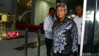 Sekretaris Jenderal DPR Achmad Djuned usai menjalani pemeriksaan di gedung KPK, Jakarta, Senin (22/5).