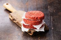 Intip Aksi Unik Salt Bae Saat Meracik Patty Daging Isi Keju Leleh
