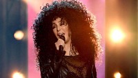Selanjutnya Cher tampil layaknya era kejayaannya saat membawakan lagu If I could Turn Back Time yang merajai di tahun 1989. Ethan Miller/Getty Images/detikFoto.