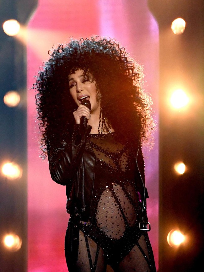 Cher saat unjuk kebolehan di panggung Billboard Music Awards 2017. Penampilannya masih tetap prima. Ia juga masih tetap percaya diri bergaya dengan busana transparan. (Foto: Ethan Miller/Getty Images)