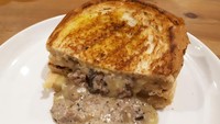 Creamy Grilled Cheese bisa jadi pilihan yang suka roti bakar gurih. Setangkup roti diberi aneka jenis keju. Antara lain keju mozzarella, cheddar, red cheese, dan parmesan. Terdapat juga tambahan beef mushroom sauce. Sehingga tampak saus dan keju meleleh keluar dari roti.