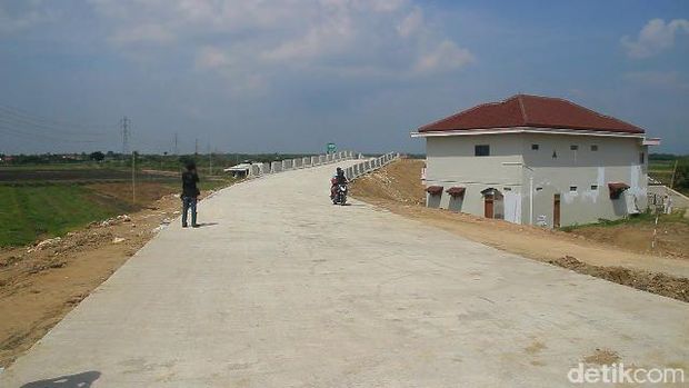 Rumah Juragan Warteg di Tengah Tol