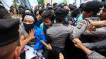 Polisi dan Mahasiswa Saling Dorong di Kemenko PMK