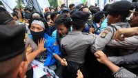 Sempat terjadi saling dorong tetapi kondisi masih terkendali.