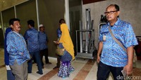 Karena tak ada anggota yang berada di ruang Komisi VIII, para calon jemaah ini hanya ditemui oleh Sekretariat Komisi VIII DPR. Mereka lalu meninggalkan DPR menuju Surabaya.
