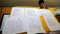 Kertas pengumuman soal event juga disita.