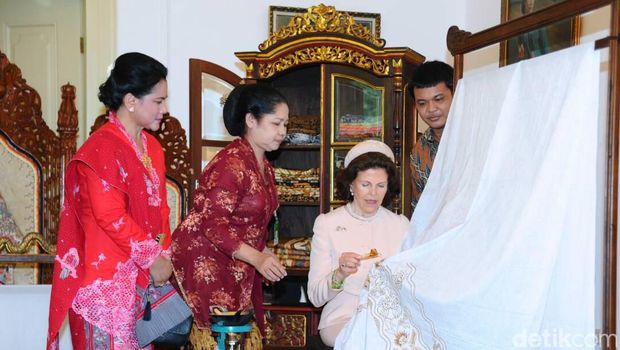 Ratu Swedia membatik / 