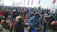 Anggota komunitas Vespa dari berbagai daerah yang didominasi Vespa klasik era tahun 1960 hingga 1990-an mulai berdatangan sejak pagi, meskipun konvoi keliling kota Makassar baru dimulai pada sore, pukul 16.00 Wita. Konvoi ratusan Vespa berkeliling kota dengan jarak sekitar 15 kilometer dengan pengawalan mobil patroli polisi. Foto: Muhammad Nur Abdurrahman